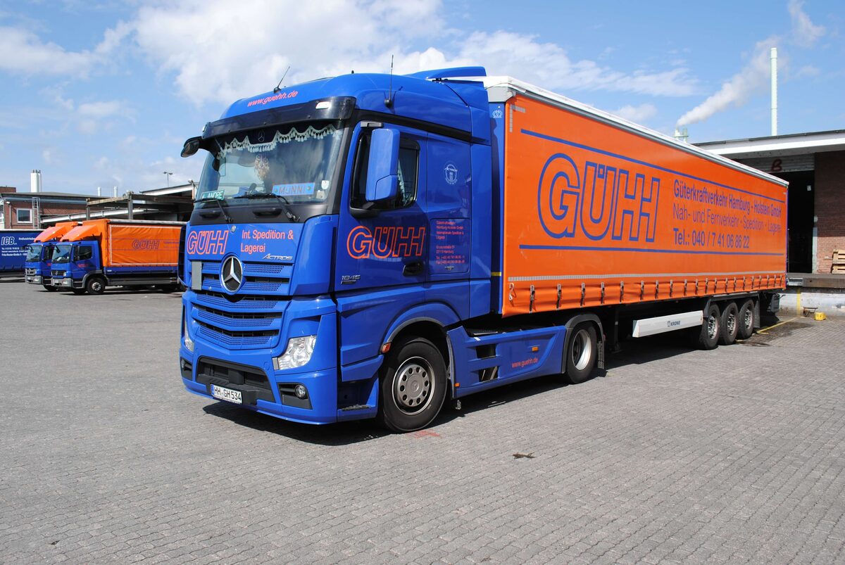 GÜHH-Sattelzug auf dem Betriebsgelände der Spedition in Hamburg-Billbrook
