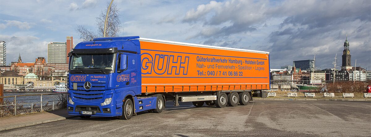 GÜHH-Sattelzug an der Elbe vor der Hamburger Skyline