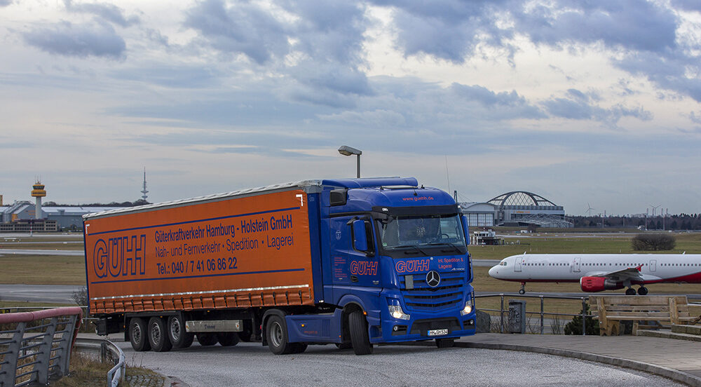 GÜHH-LKW mit Luftfracht am Flughafen Hamburg