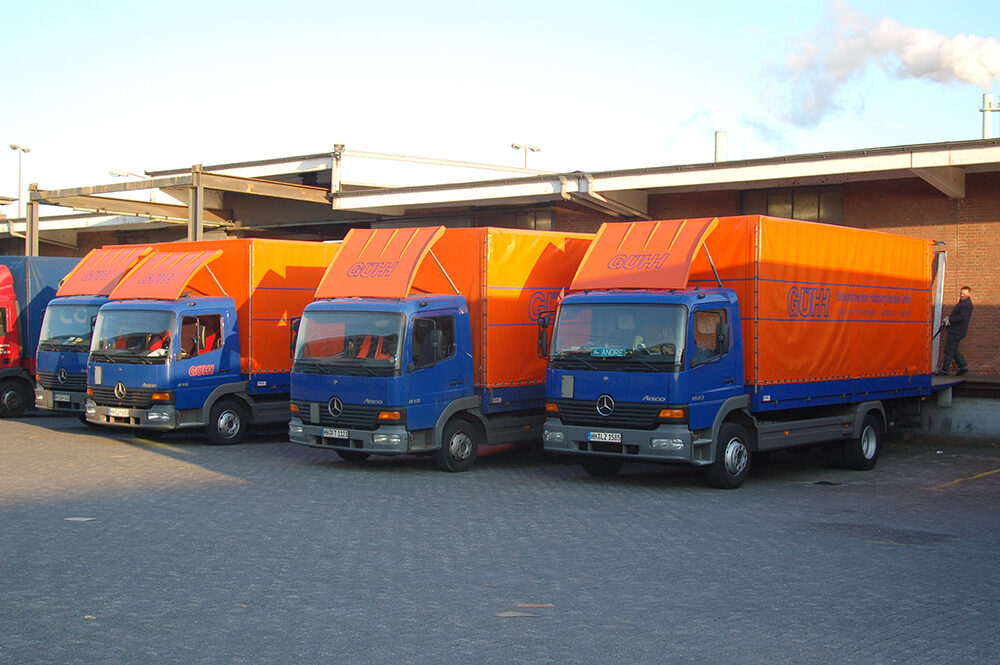 Nahverkehrsfahrzeuge der GÜHH an der Verladerampe