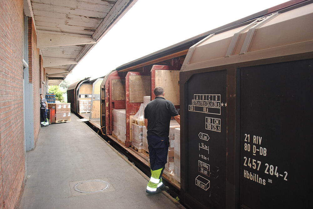 Beladung eines gedeckten Güterwaggons am eigenen Gleisanschluss